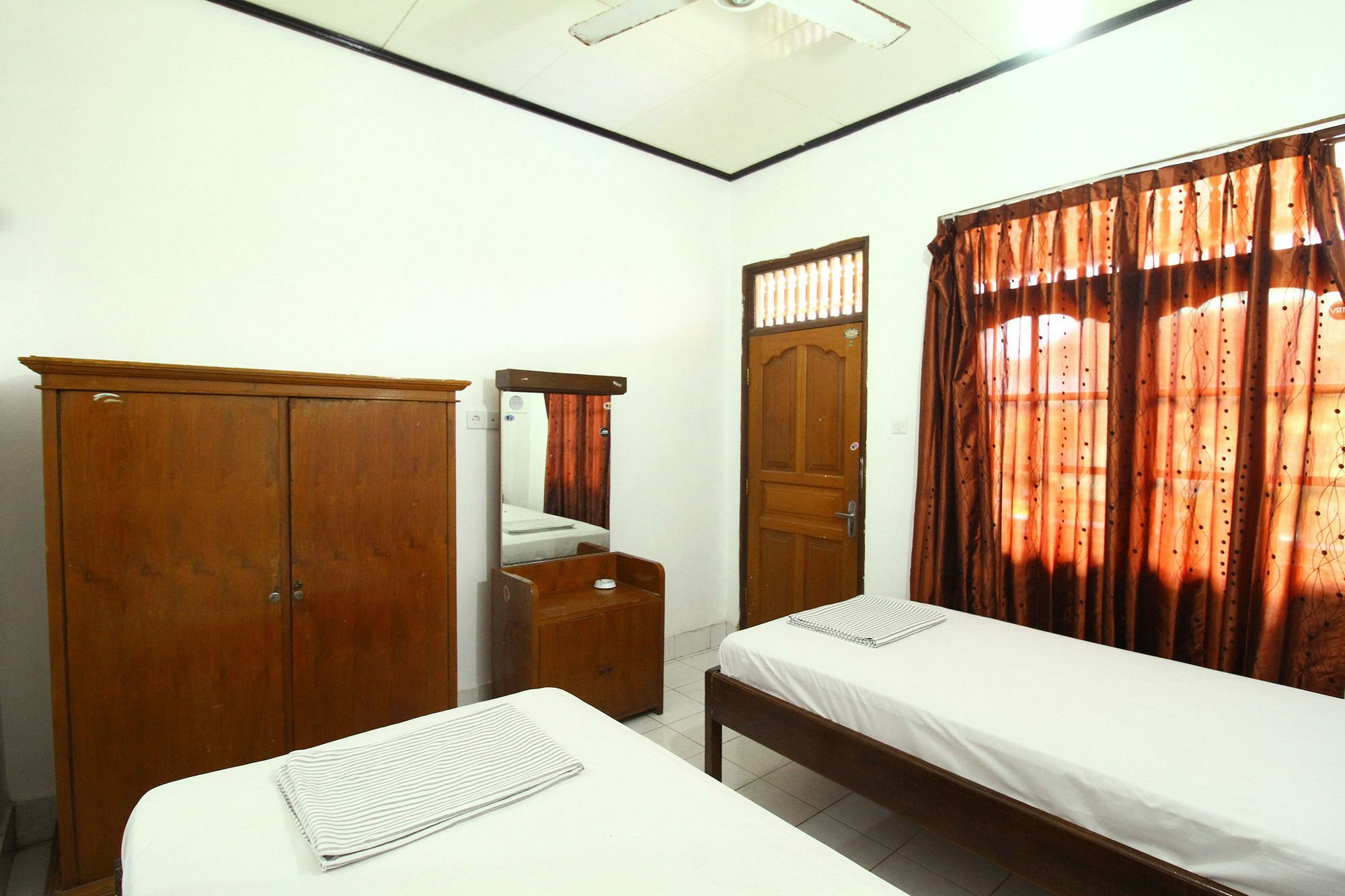 Dua Dara Inn Kuta Legian  Exterior photo